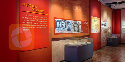 在設(shè)計(jì)紅色展廳的環(huán)境布展時，如何突出展品的歷史感和文化內(nèi)涵？